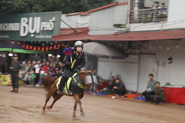 Cảnh sát cơ động kỵ binh rạp mình trên lưng ngựa, ngắm bắn súng AK- Ảnh 2.