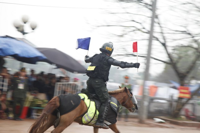Cảnh sát cơ động kỵ binh rạp mình trên lưng ngựa, ngắm bắn súng AK- Ảnh 3.