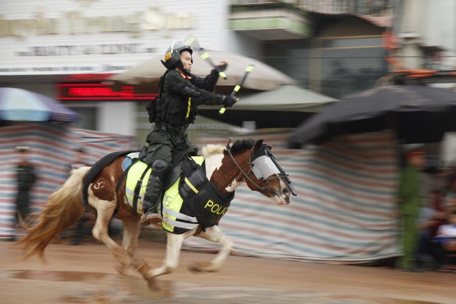 Cảnh sát cơ động kỵ binh rạp mình trên lưng ngựa, ngắm bắn súng AK- Ảnh 5.
