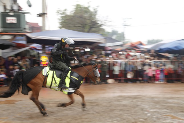 Cảnh sát cơ động kỵ binh rạp mình trên lưng ngựa, ngắm bắn súng AK- Ảnh 7.