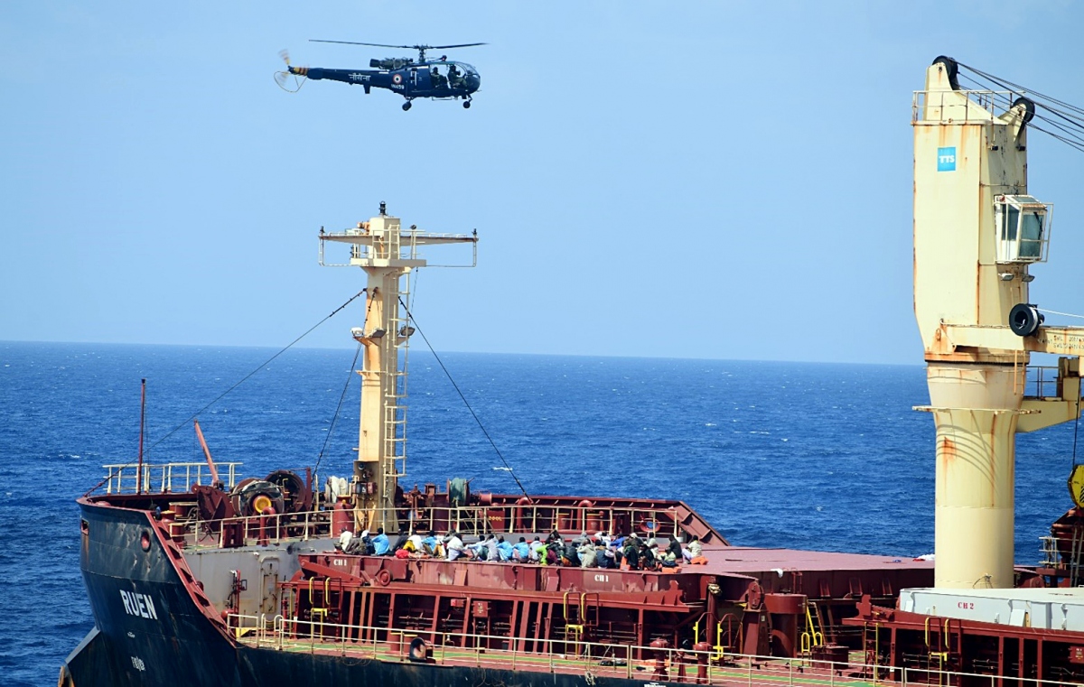 Hải quân Ấn Độ giải cứu thành công tàu hàng bị cướp biển Somalia bắt giữ- Ảnh 1.