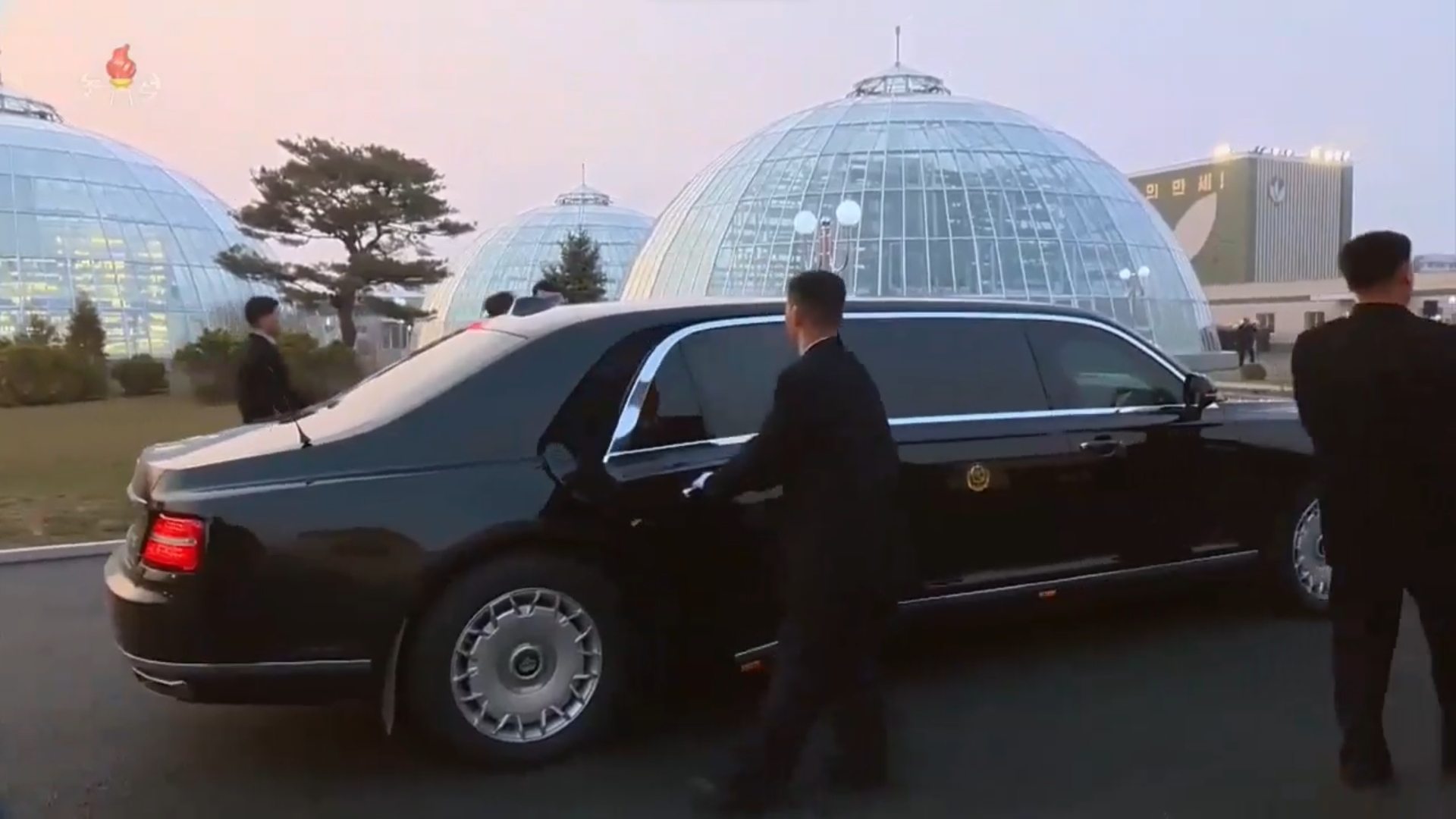 Đây là chiếc xe ông Putin tặng ông Kim Jong Un- Ảnh 8.