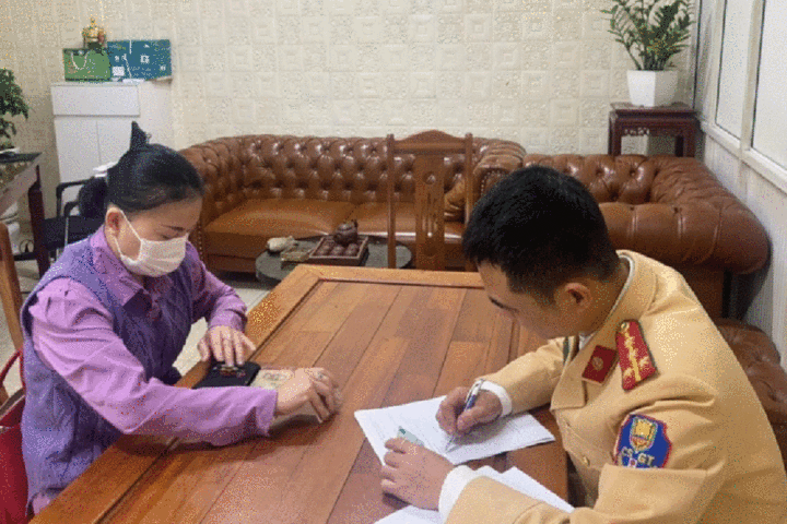 Nữ tài xế vi phạm nồng độ cồn kịch khung ở Hà Nội nộp phạt 46 triệu đồng- Ảnh 1.