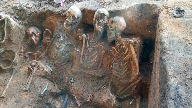 Hé lộ ngôi mộ tập thể với 1.000 bộ xương dồn chặt vào nhau- Ảnh 1.