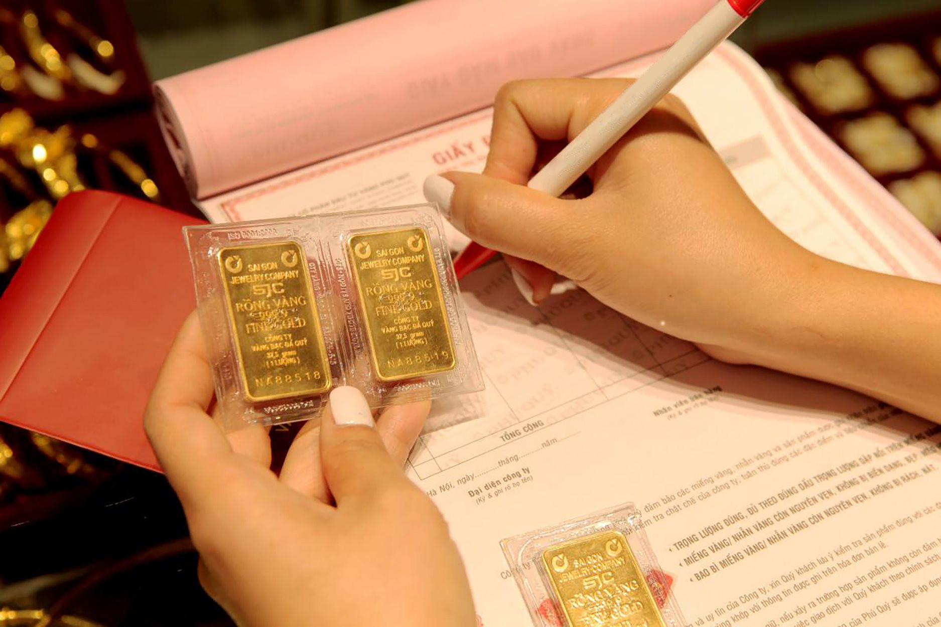 Siết mua bán vàng miếng bằng tiền mặt để phòng rủi ro, chống rửa tiền- Ảnh 1.