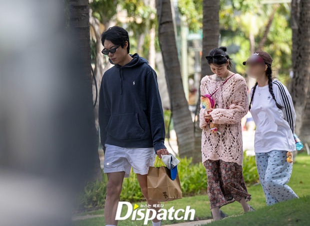 Loạt ảnh chế biểu cảm của Han So Hee với Ryu Jun Yeol ở Hawaii gây sốt: Sáng thứ 2, đang ăn thì sếp nhắn!- Ảnh 1.