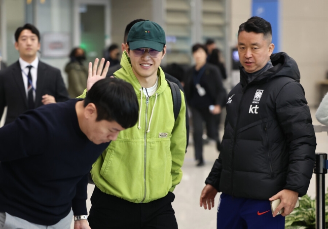Lee Kang-in lần đầu trở về Hàn Quốc sau lùm xùm đấm Son Heung-min: Cười tươi như hoa, có một hành động đáng chú ý- Ảnh 4.