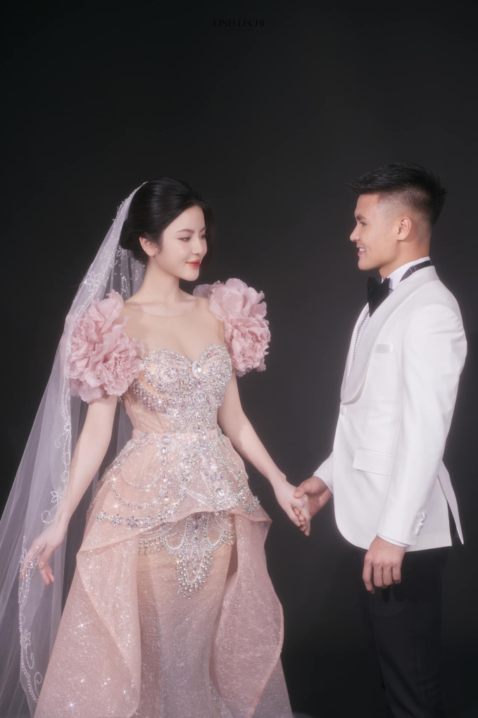 Dân mạng reaction ảnh cưới Quang Hải - Chu Thanh Huyền: Visual cô dâu gánh một chiếc váy cưới còng lưng, càng đơn giản càng đẹp- Ảnh 1.