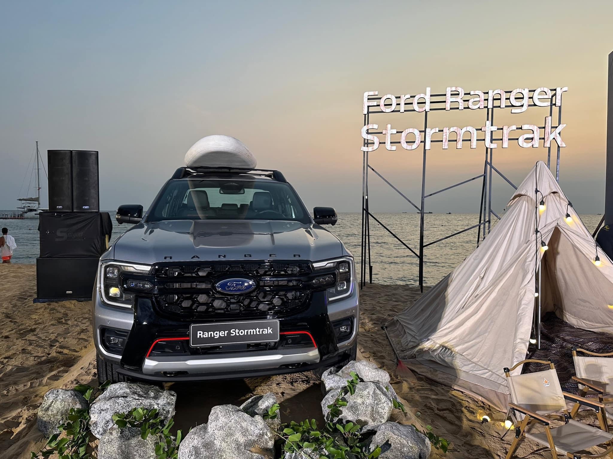 Ảnh thực tế Ford Ranger Stormtrak tại Việt Nam: Giá dự kiến 1,059 tỷ, nhiều trang bị hơn Wildtrak, tháng sau mở bán- Ảnh 3.