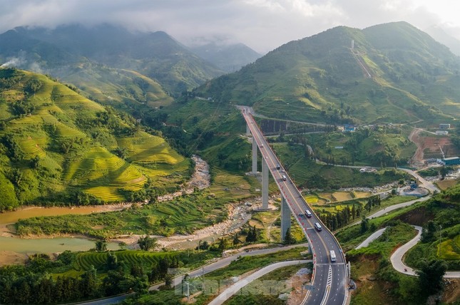 Tạm dừng thu phí BOT đường nối cao tốc Nội Bài - Lào Cai đi Sa Pa- Ảnh 1.