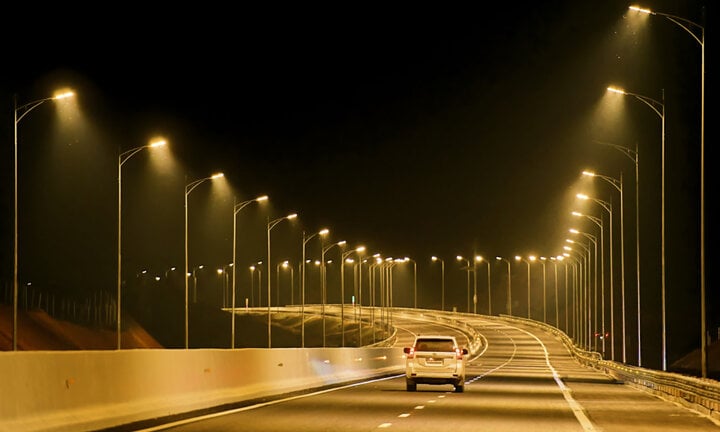 Cục Đường bộ Việt Nam: 'Lắp đèn chiếu sáng toàn tuyến cao tốc là lãng phí'- Ảnh 1.