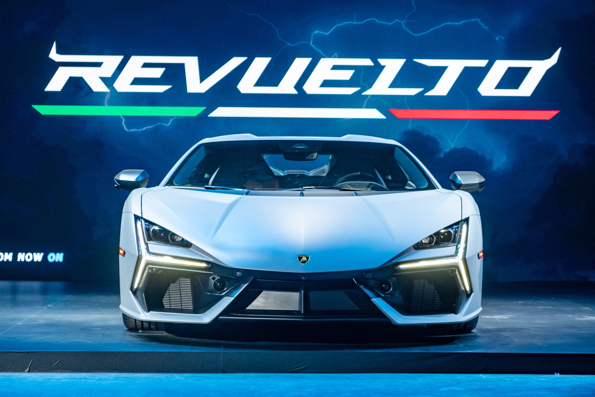Lamborghini Revuelto ra mắt: Giá từ 44 tỷ, giao sớm nhất giữa năm sau, siêu xe hơn 1.000 mã lực đầu tiên bán chính hãng tại Việt Nam- Ảnh 2.