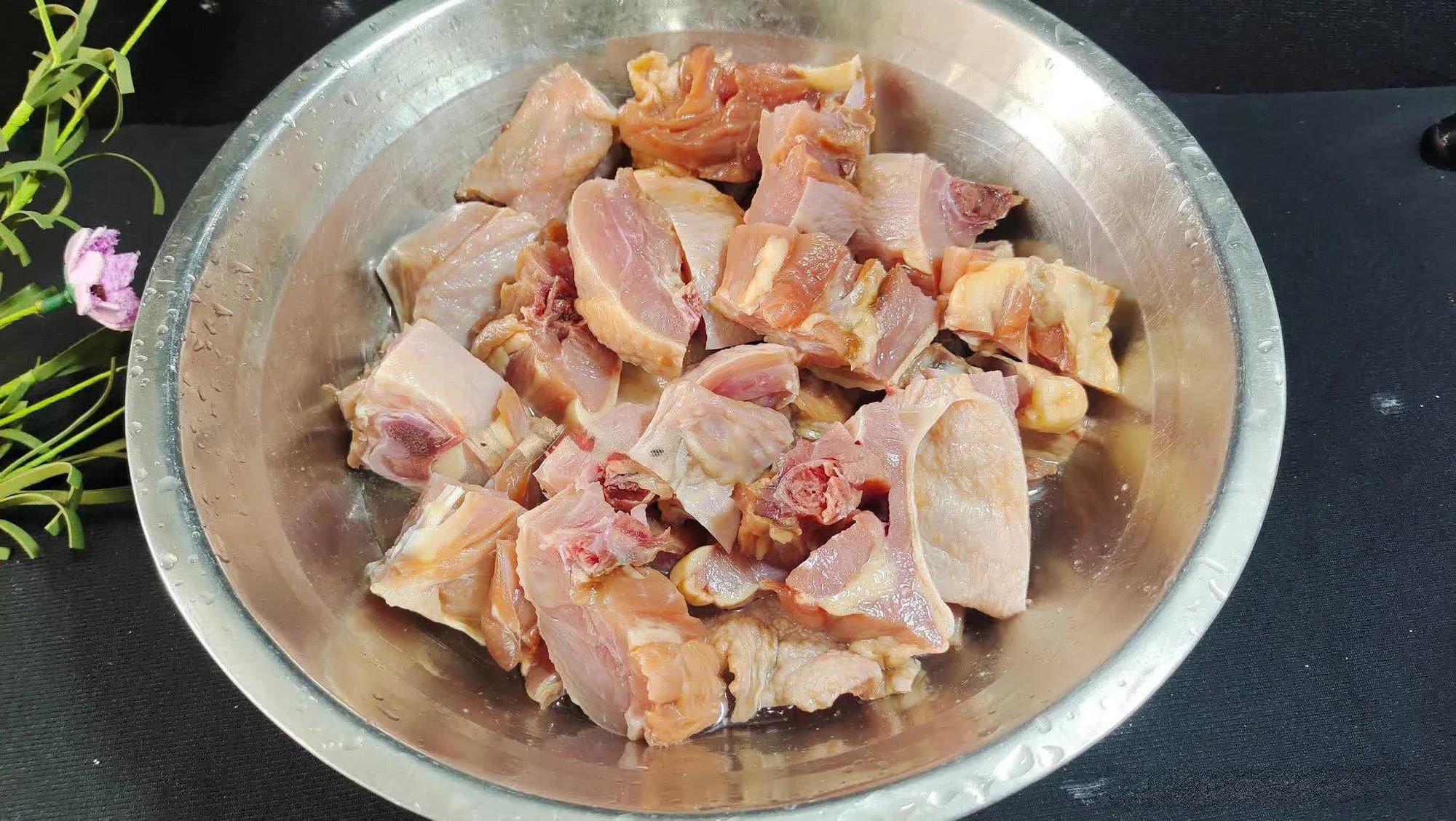 Thịt gà đem nấu cùng loại rau này ăn vừa mềm ngọt, thơm ngon mà lại giúp tăng cường hệ miễn dịch, chống lão hóa...- Ảnh 3.