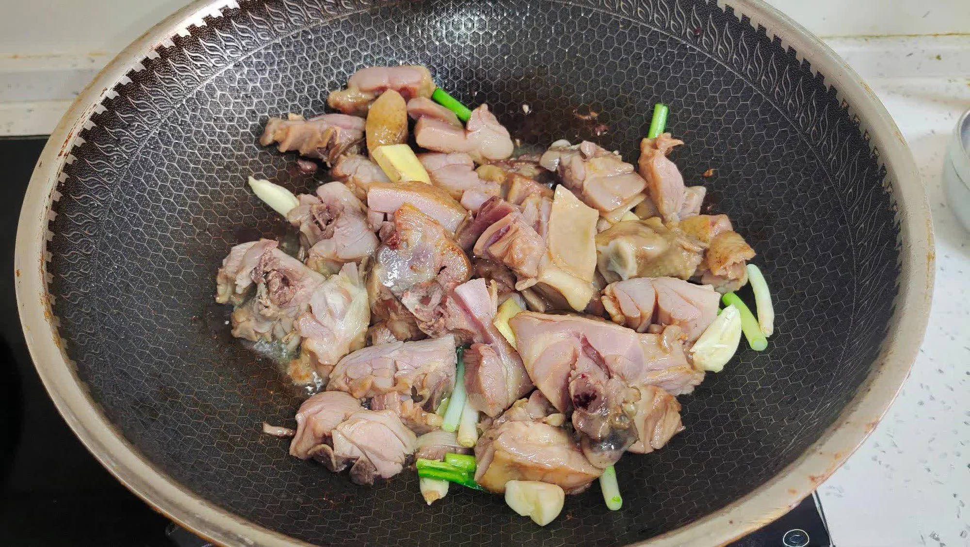 Thịt gà đem nấu cùng loại rau này ăn vừa mềm ngọt, thơm ngon mà lại giúp tăng cường hệ miễn dịch, chống lão hóa...- Ảnh 4.