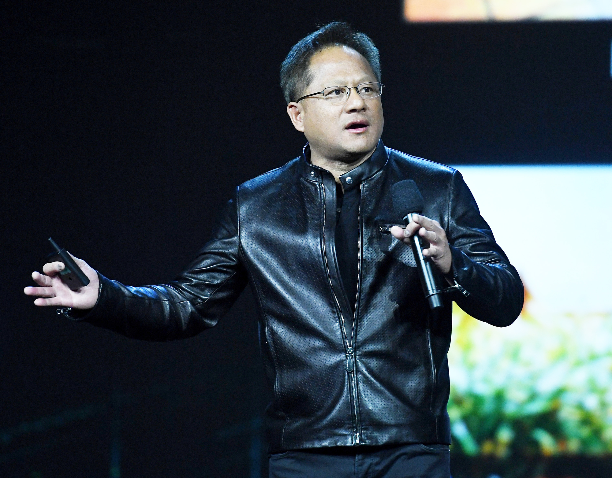Chiếc áo khoác da mới của CEO Jensen Huang tại GTC 2024 có gì đặc biệt: Đang được giảm giá 40%, chỉ cần bán 6 cổ phiếu của NVIDIA là đủ tiền để mua- Ảnh 5.