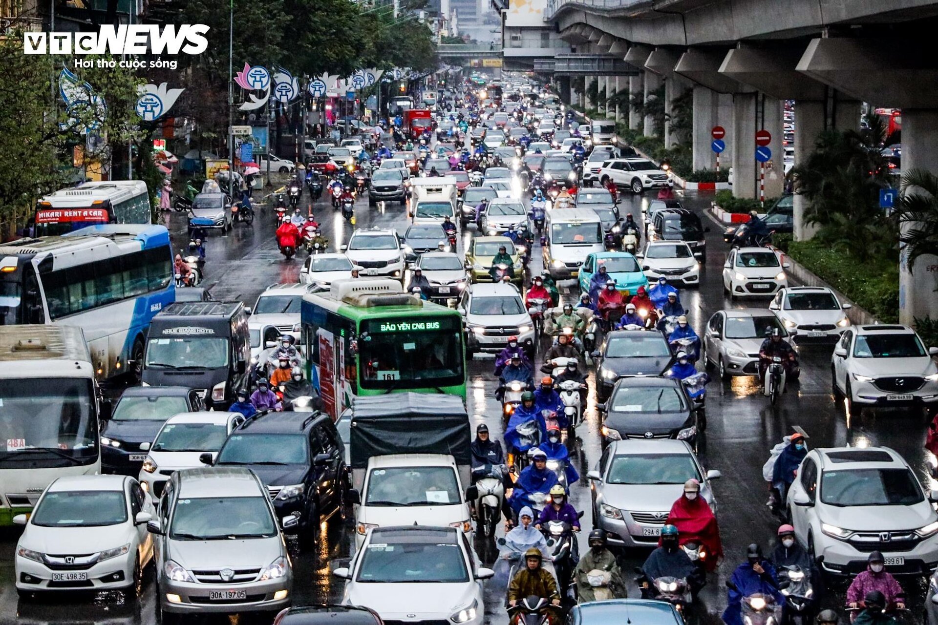 Sáng nay, cả thành phố đi làm muộn- Ảnh 1.