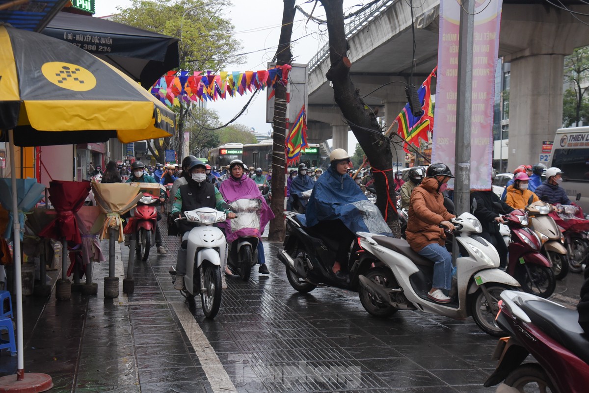 Nhiều tuyến đường Hà Nội ùn tắc hàng tiếng đồng hồ sau cơn mưa lớn kéo dài từ đêm- Ảnh 8.