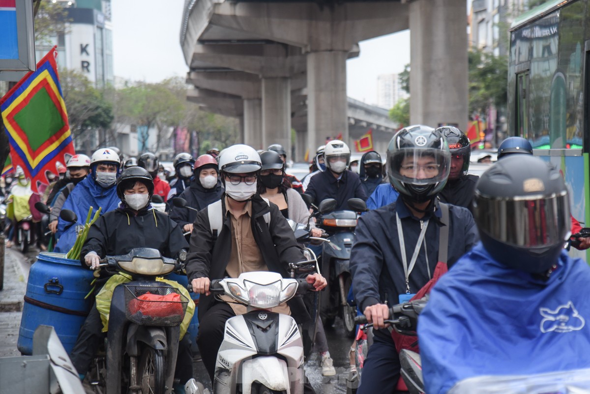 Nhiều tuyến đường Hà Nội ùn tắc hàng tiếng đồng hồ sau cơn mưa lớn kéo dài từ đêm- Ảnh 4.