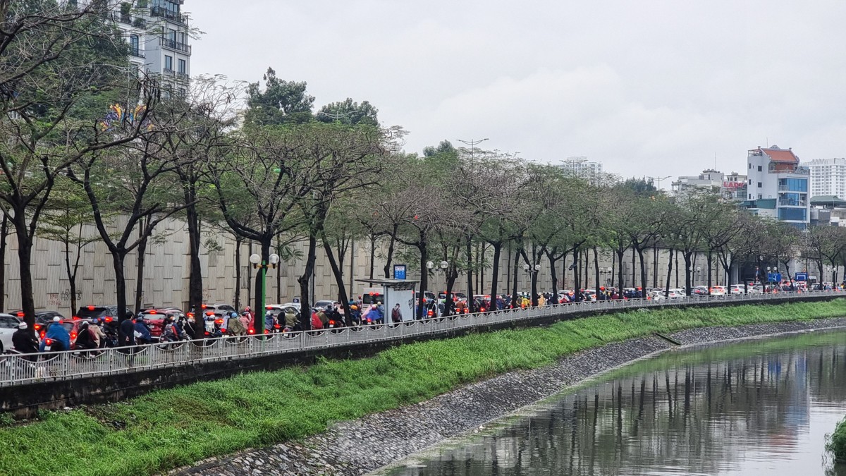 Nhiều tuyến đường Hà Nội ùn tắc hàng tiếng đồng hồ sau cơn mưa lớn kéo dài từ đêm- Ảnh 11.