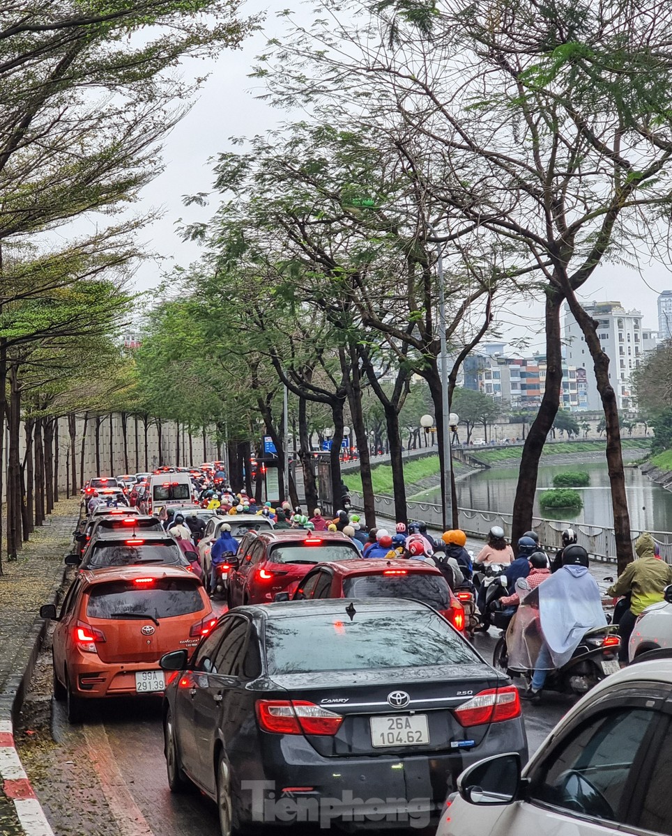 Nhiều tuyến đường Hà Nội ùn tắc hàng tiếng đồng hồ sau cơn mưa lớn kéo dài từ đêm- Ảnh 13.