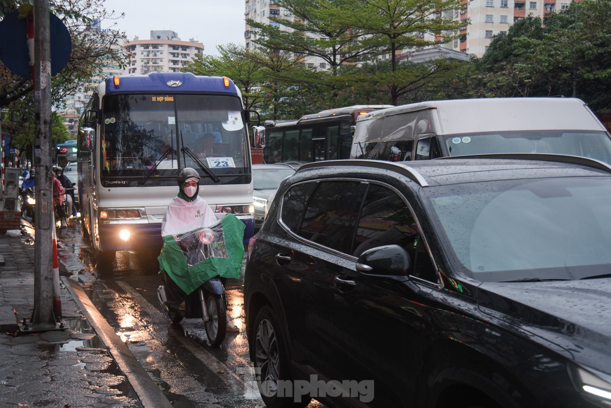 Nhiều tuyến đường Hà Nội ùn tắc hàng tiếng đồng hồ sau cơn mưa lớn kéo dài từ đêm- Ảnh 1.
