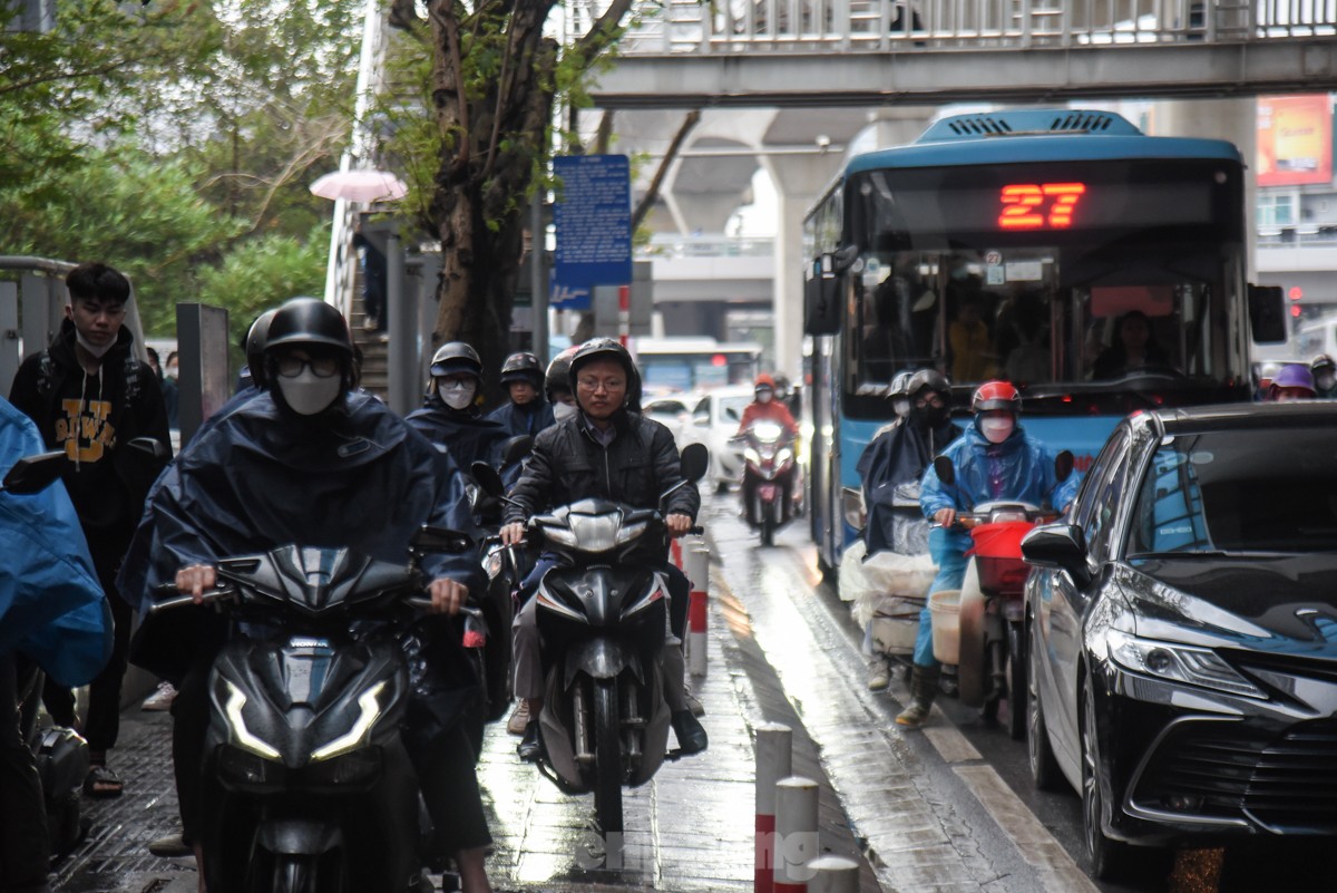 Nhiều tuyến đường Hà Nội ùn tắc hàng tiếng đồng hồ sau cơn mưa lớn kéo dài từ đêm- Ảnh 10.
