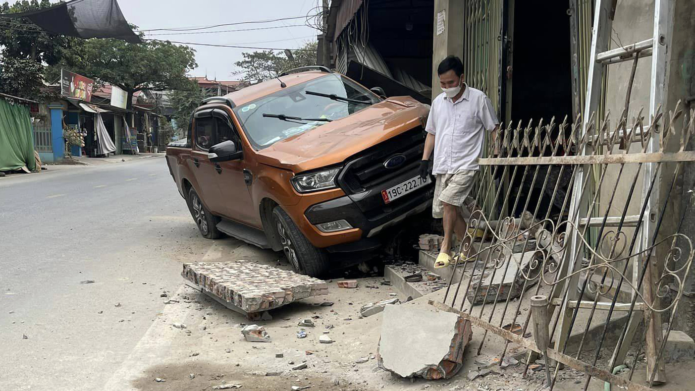 Ảnh TNGT: Ford Ranger đâm nhà dân, gãy rời càng A, văng bánh trước- Ảnh 1.