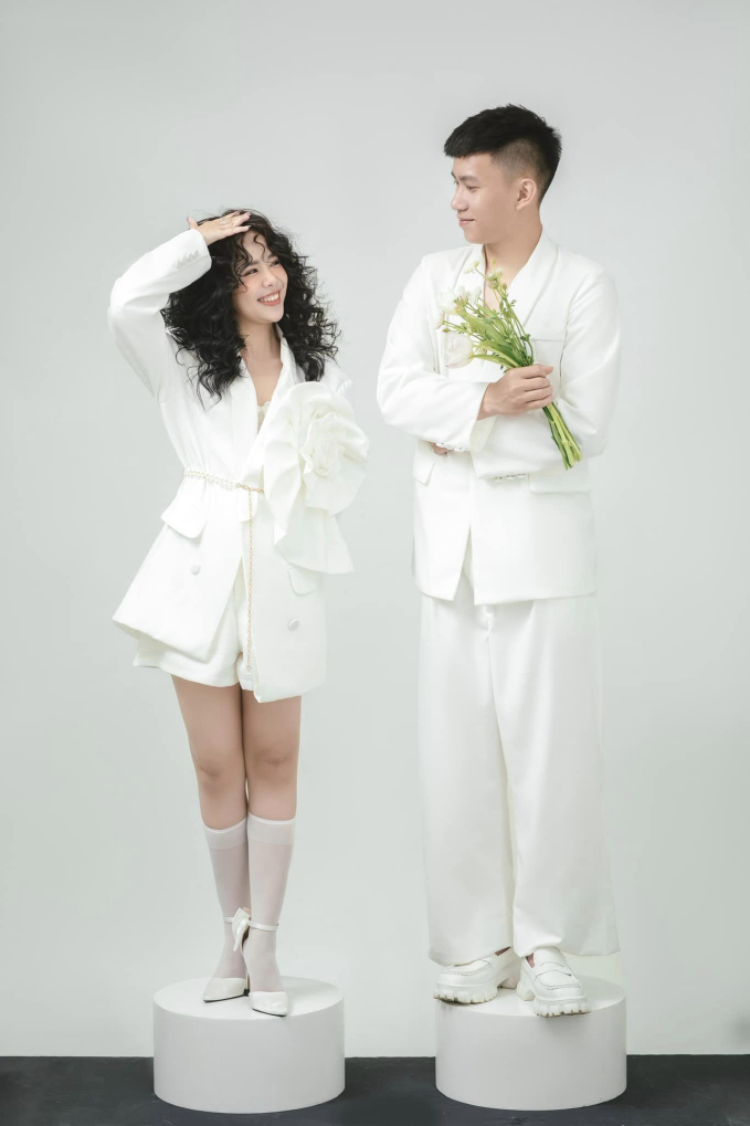 Đồng đội của C&ocirc;ng Phượng, Văn To&agrave;n lấy vợ, khoe bộ ảnh cưới đơn giản m&agrave; ai cũng phải khen 