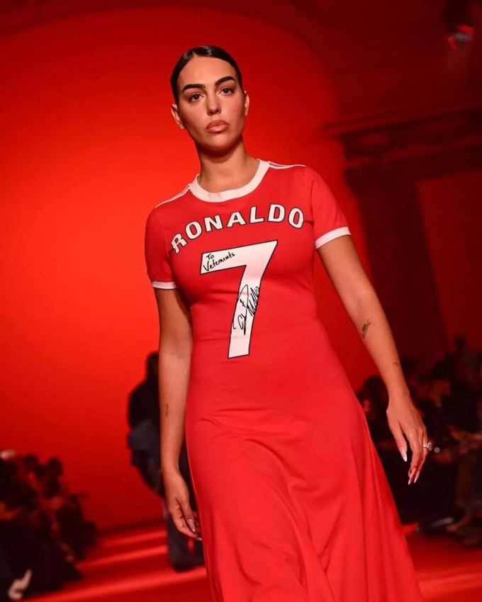 Bạn gái gây sốt khi mặc áo đấu của Ronaldo lên sàn diễn thời trang, được các nhóc tì đi theo ủng hộ hết mình- Ảnh 3.
