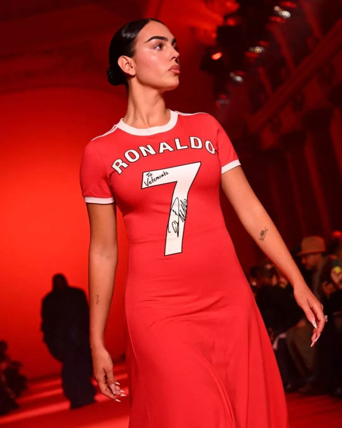 Bạn gái gây sốt khi mặc áo đấu của Ronaldo lên sàn diễn thời trang, được các nhóc tì đi theo ủng hộ hết mình- Ảnh 1.