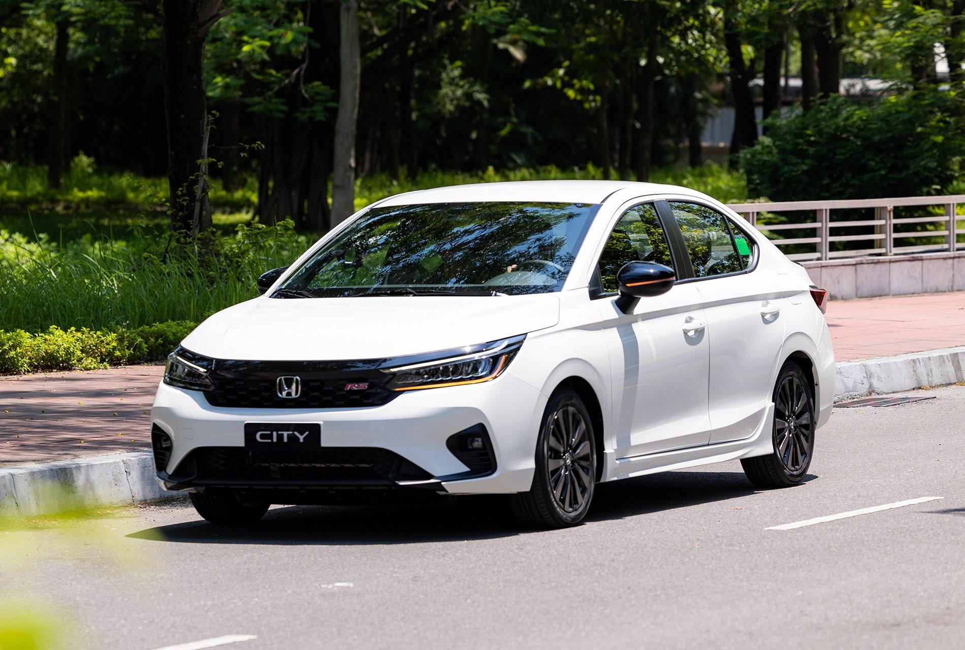 Sedan hạng B đồng loạt giảm đậm tới cả trăm triệu đồng, Hyundai Accent, Honda City lập đáy mới - giá thấp nhất chỉ từ 300 triệu đồng- Ảnh 2.