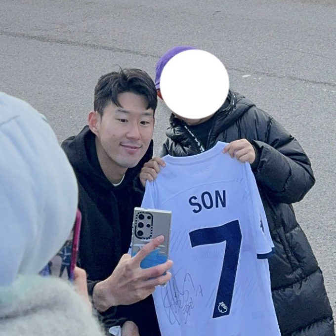 Xúc động khoảnh khắc Son Heung-min lạnh cóng vẫn cố gượng cười để chụp hình cùng fan, chiều người hâm mộ hết nấc- Ảnh 3.