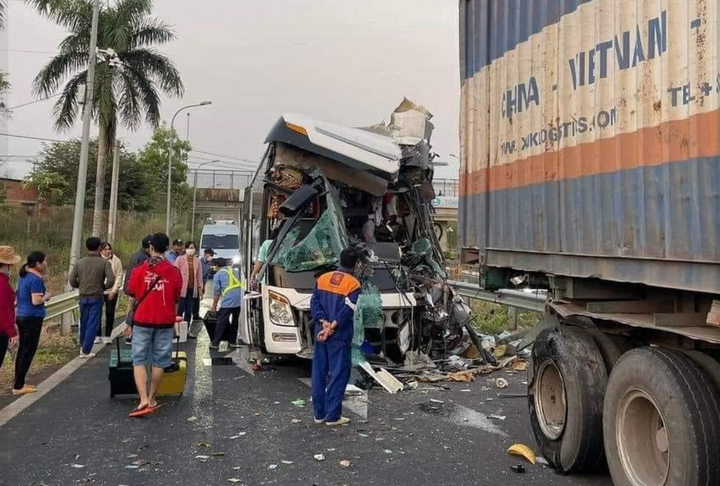 Va vào xe đầu kéo ở trạm dừng nghỉ cao tốc Long Thành-Dầu Giây, xe khách nát đầu- Ảnh 1.