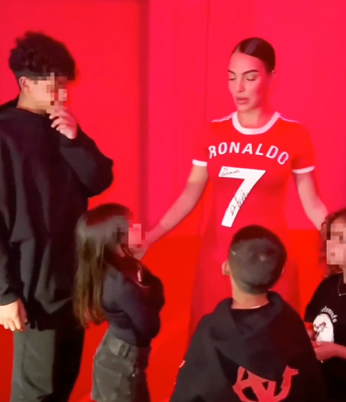 Bạn gái gây sốt khi mặc áo đấu của Ronaldo lên sàn diễn thời trang, được các nhóc tì đi theo ủng hộ hết mình- Ảnh 5.