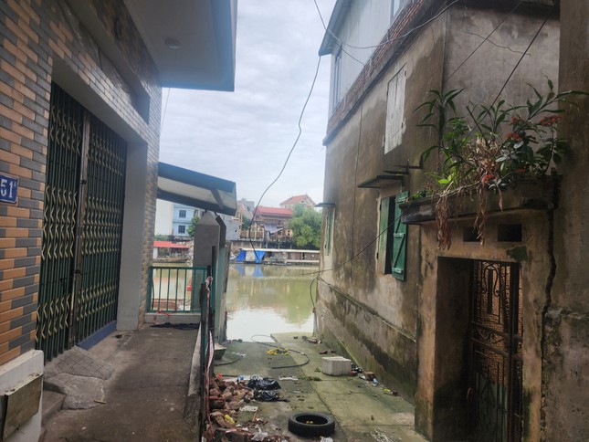 Cận cảnh khu vực nhà 2 tầng bị sụt lún xuống sông ở Bắc Ninh- Ảnh 6.
