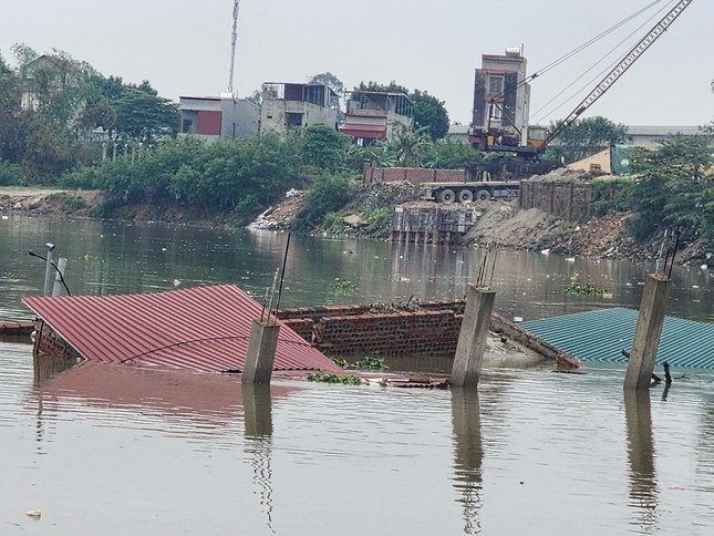 Cận cảnh khu vực nhà 2 tầng bị sụt lún xuống sông ở Bắc Ninh- Ảnh 1.
