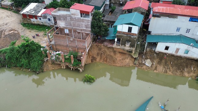 Cận cảnh khu vực nhà 2 tầng bị sụt lún xuống sông ở Bắc Ninh- Ảnh 3.