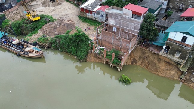 Cận cảnh khu vực nhà 2 tầng bị sụt lún xuống sông ở Bắc Ninh- Ảnh 4.