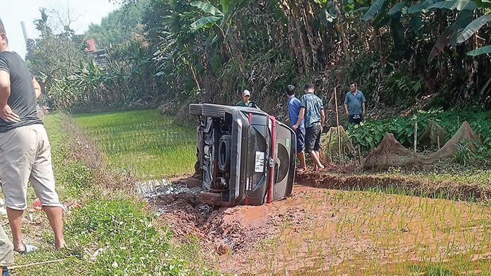 Ảnh TNGT: Mất lái Toyota Veloz đâm cột mốc, lao thẳng xuống ruộng- Ảnh 1.