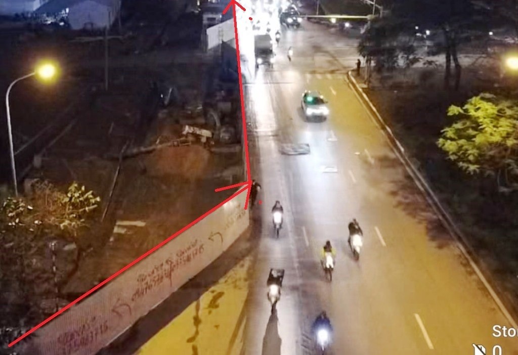 Cận cảnh hàng rào thi công gây tắc nghiêm trọng đại lộ Thăng Long- Ảnh 2.