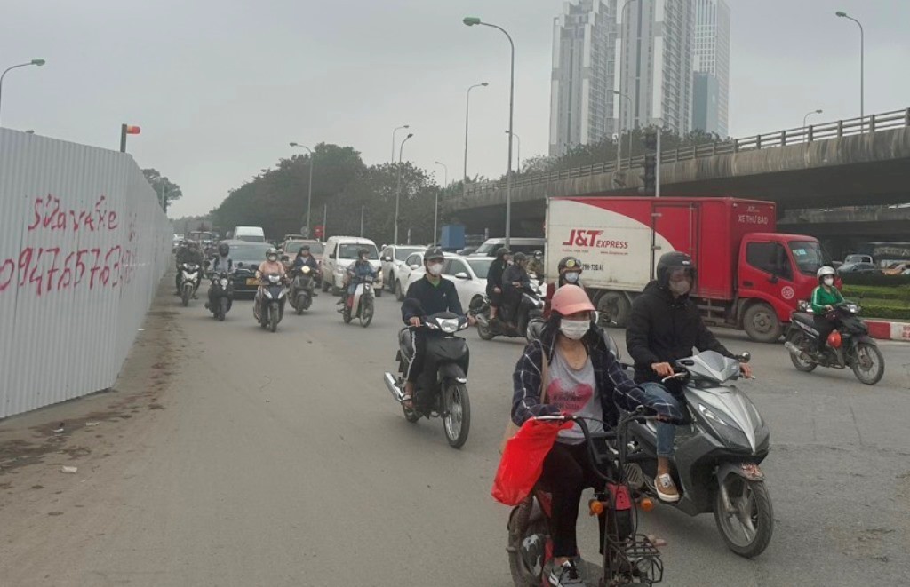 Cận cảnh hàng rào thi công gây tắc nghiêm trọng đại lộ Thăng Long- Ảnh 4.