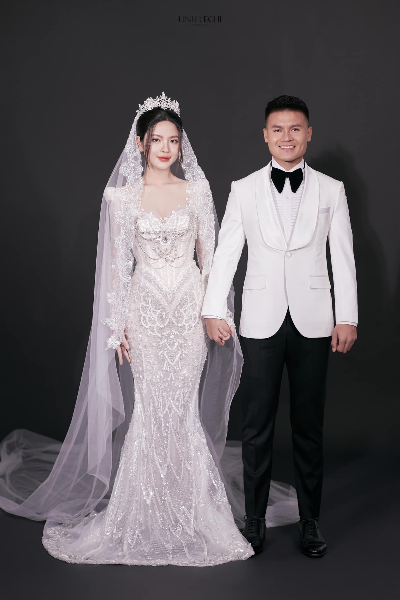 Ảnh cưới của Quang Hải và Chu Thanh Huyền có điểm này giống hệt với ảnh của Đoàn Văn Hậu và Doãn Hải My- Ảnh 2.