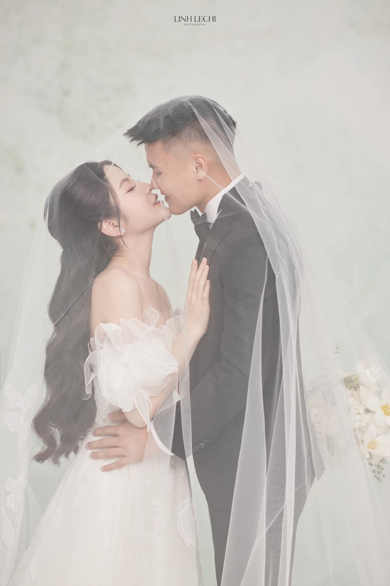 Ảnh cưới của Quang Hải và Chu Thanh Huyền có điểm này giống hệt với ảnh của Đoàn Văn Hậu và Doãn Hải My- Ảnh 5.