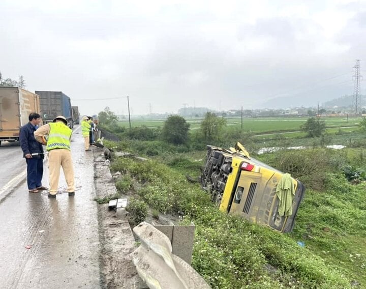 Xe khách lật trên đường tránh TP Vinh, 13 người may mắn thoát nạn- Ảnh 1.