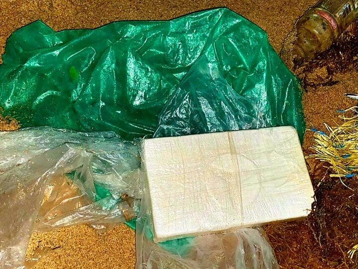 Phát hiện nhiều khối chữ nhật nghi ma túy trôi dạt vào bờ biển Phú Yên- Ảnh 1.
