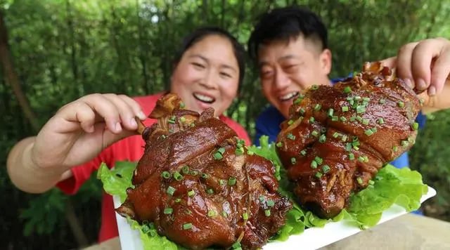 5 năm làm mukbang, ngoại hình cô gái 33 tuổi thay đổi chóng mặt khiến dân mạng cứ ngỡ bà dì trung niên: 