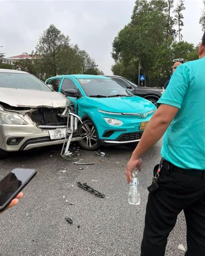 Ảnh TNGT: Toyota Innova vỡ nát đầu xe sau cú đâm vào xe điện Xanh SM- Ảnh 1.
