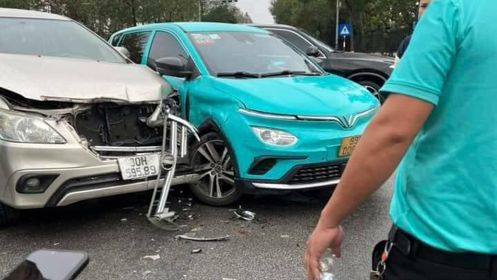 Ảnh TNGT: Toyota Innova vỡ nát đầu xe sau cú đâm vào xe điện Xanh SM- Ảnh 2.