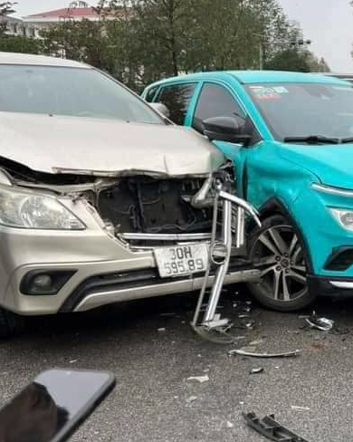Ảnh TNGT: Toyota Innova vỡ nát đầu xe sau cú đâm vào xe điện Xanh SM- Ảnh 4.
