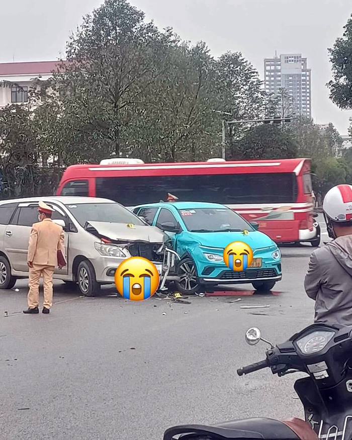 Ảnh TNGT: Toyota Innova vỡ nát đầu xe sau cú đâm vào xe điện Xanh SM- Ảnh 5.